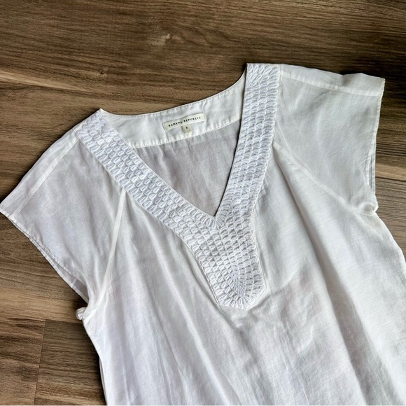 Kenneth Cole White Linen-Blend Lace-trimmed V-Neck Cap Sleeve Blouse - Picture 2 of 11